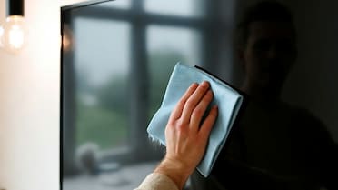 Seguro no lo sabías: ¿cuál es truco para limpiar el televisor sin correr riesgo de arruinar la pantalla?