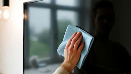 Seguro no lo sabías: ¿cuál es truco para limpiar el televisor sin correr riesgo de arruinar la pantalla?
