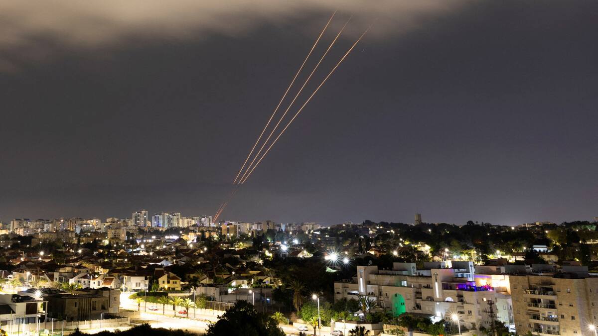 Un sistema antimisiles funciona después de que Irán lanzara drones y misiles hacia Israel. Reuters