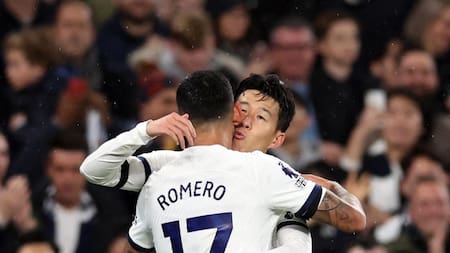 El abrazo entre Cristian Romero y Son Heung-Min. Foto: Reuters.