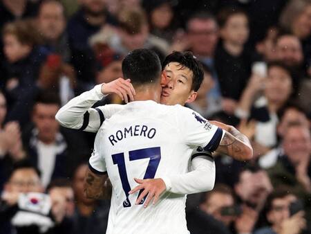 El abrazo entre Cristian Romero y Son Heung-Min. Foto: Reuters.
