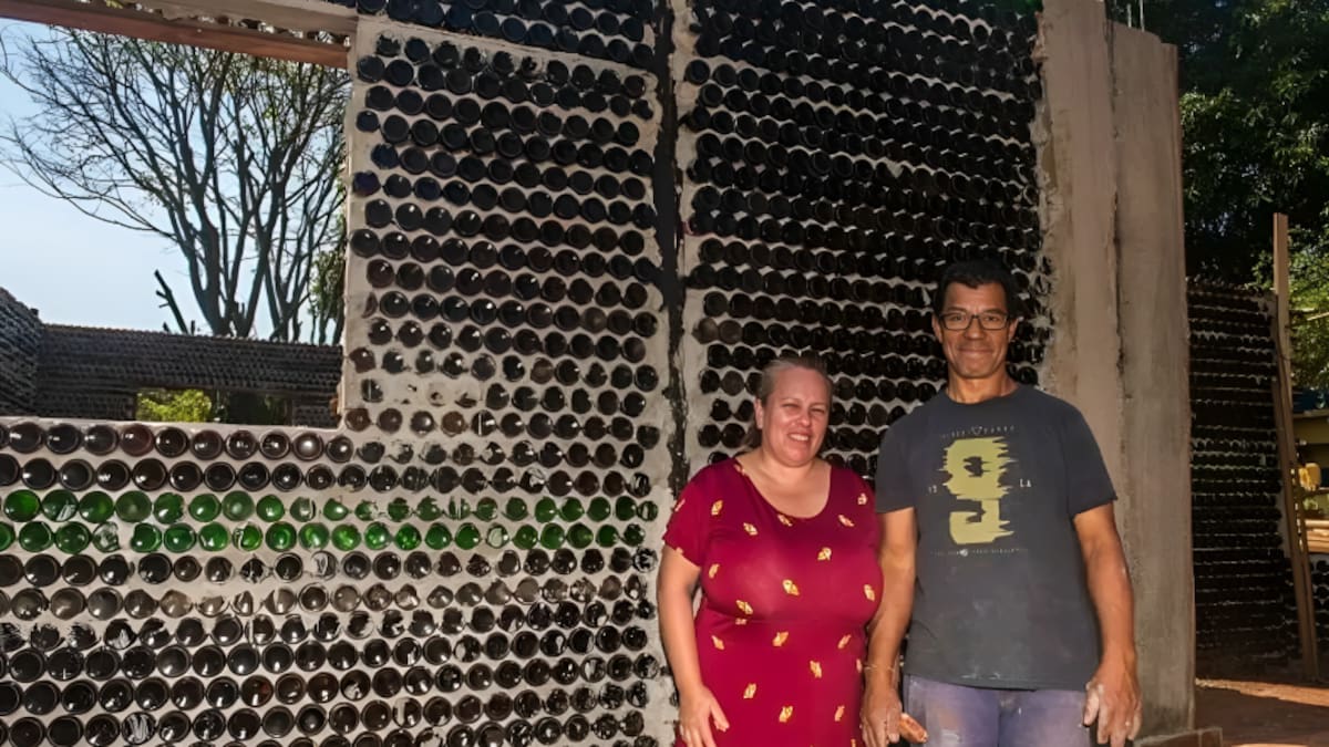 En 2020, una pareja desempleada empezó a construir su casa sustentable: cuatro años después, la vivienda alcanzó los 85 m² con 20.000 botellas de vidrio.
