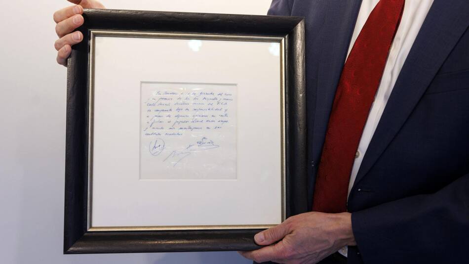 El primer contrato de Messi con el Barcelona. Foto: EFE