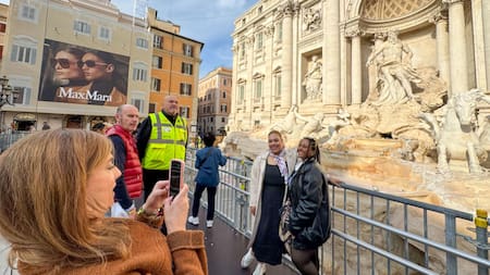 Pasarela frente a la Fontana de Trevi. Foto: EFE.