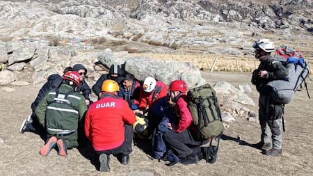 Personal autorizado participó del operativo de evacuación del cerro Champaquí. Foto: Twitter @PoliciaCbaOf.