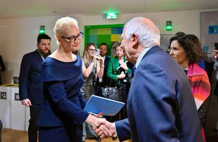 Yulia Navalnaya, viuda de Navalny, junto s Josep Borrell en Bruselas. Foto: EFE.