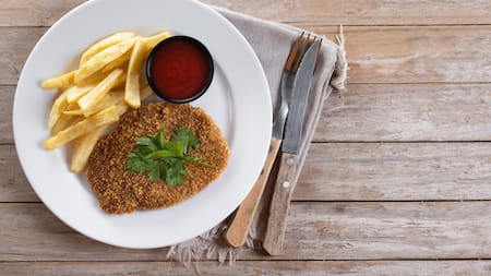 Milanesa; papas fritas; comida. Foto: Freepik.