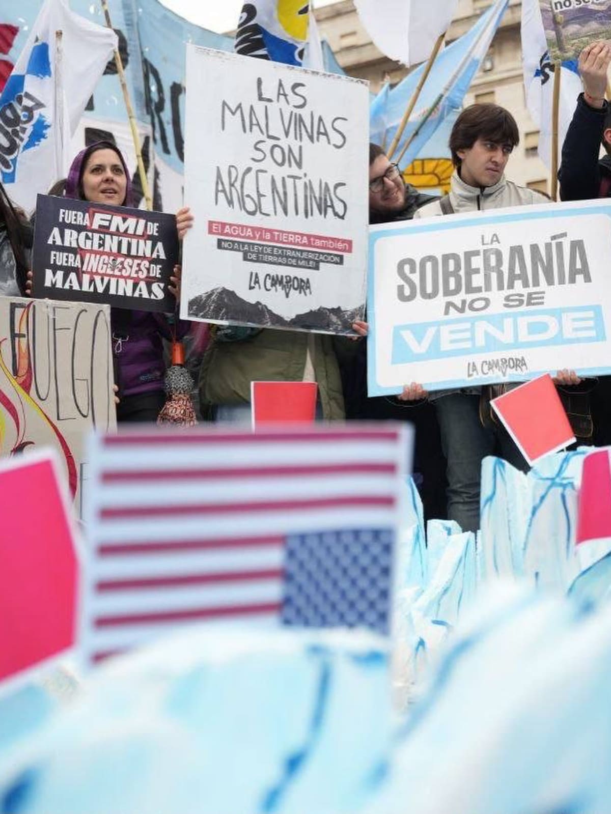 Mayra Mendoza, presente en la marcha frente al Congreso