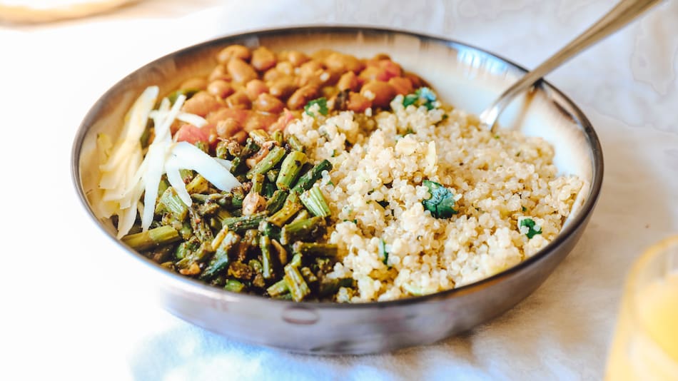 Dentro de los alimentos que contienen proteína vegetal, las frutas, verduras, nueces y semillas son altamente recomendadas. Foto: Unsplash.