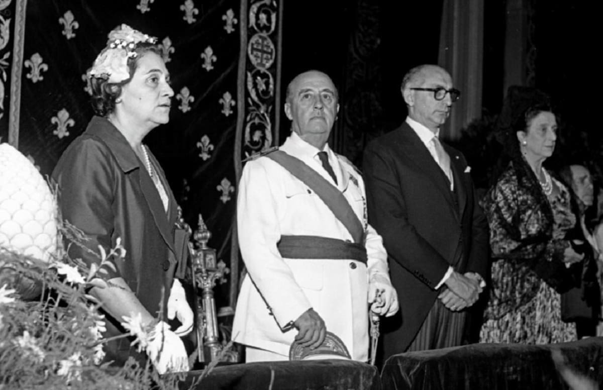 La vez que España recibió a Frondizi y Madrid quedó cubierta de celeste y blanco