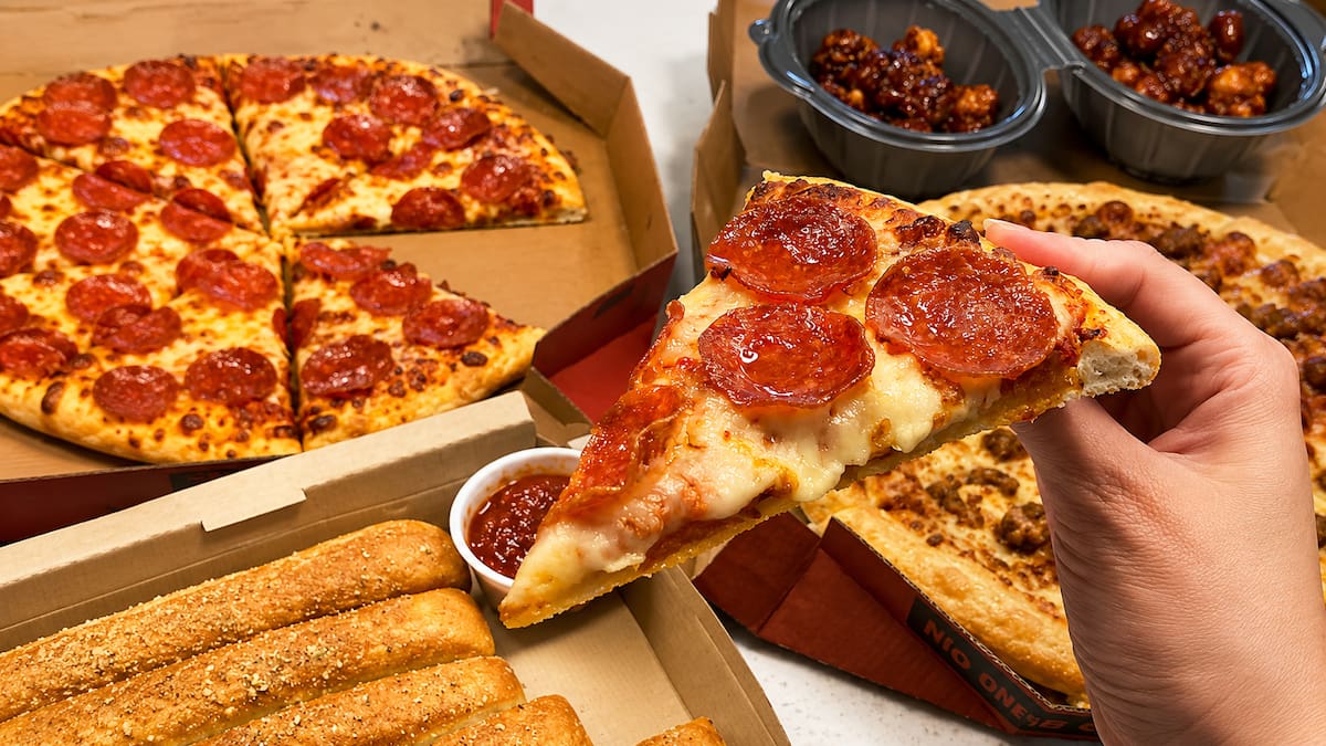 Manteles a cuadros, vasos rojos y Pac‑Man: la jugada nostálgica que está devolviendo gente a una pizzería icónica
