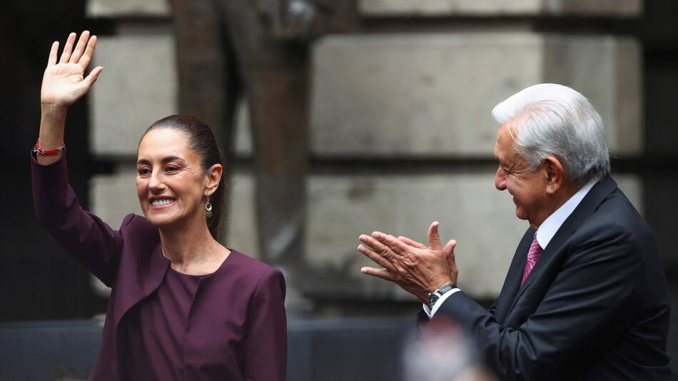 López Obrador aplaude a Claudia Sheinbaum. Foto: Reuters.