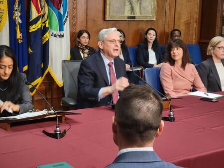 AG Garland anuncia el arresto del veterano diplomático estadounidense y ex embajador de Estados Unidos en Bolivia Manuel Rocha, acusado de actuar como agente cubano. Twitter: @joshgerstein