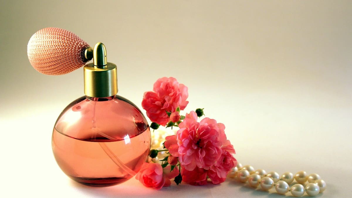 No lo hagas nunca: por qué no hay que regalar perfumes, según el Feng Shui