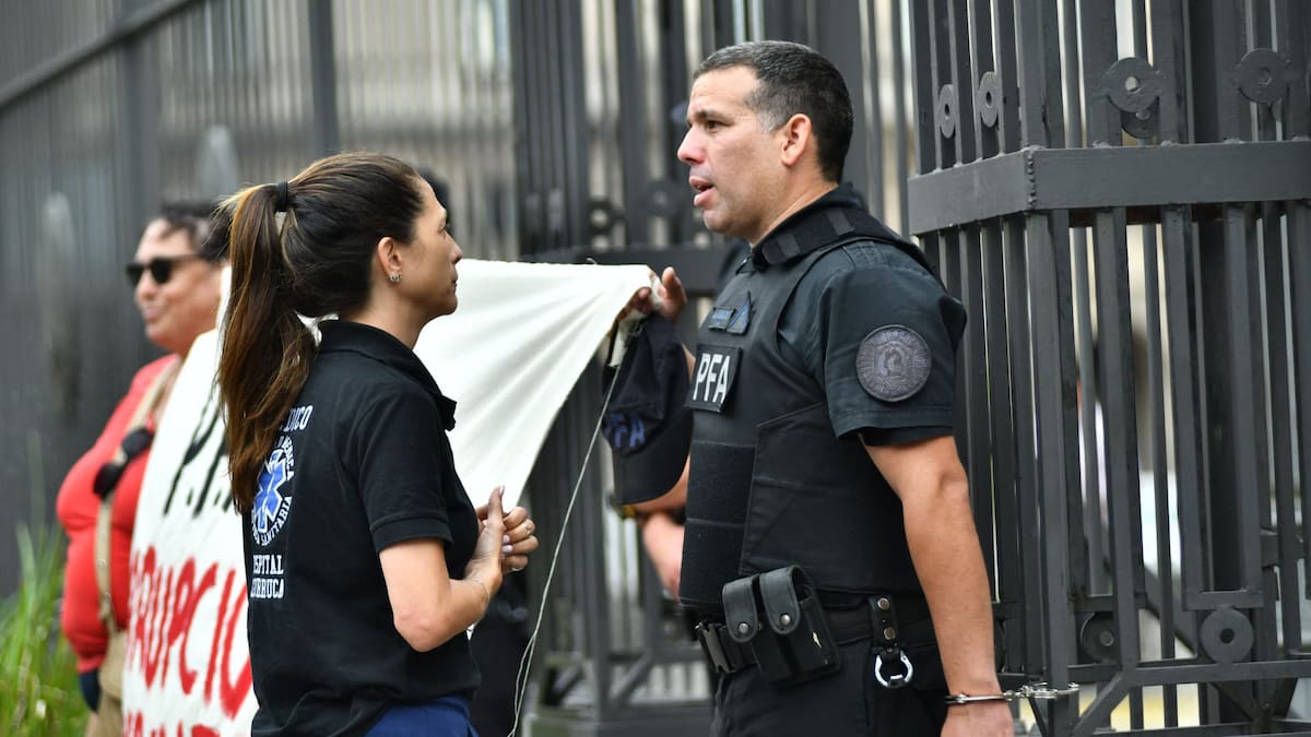 El Cabo de la PFA se esposó a la reja de la Casa Rosada por un reclamo salarial y adicionales.