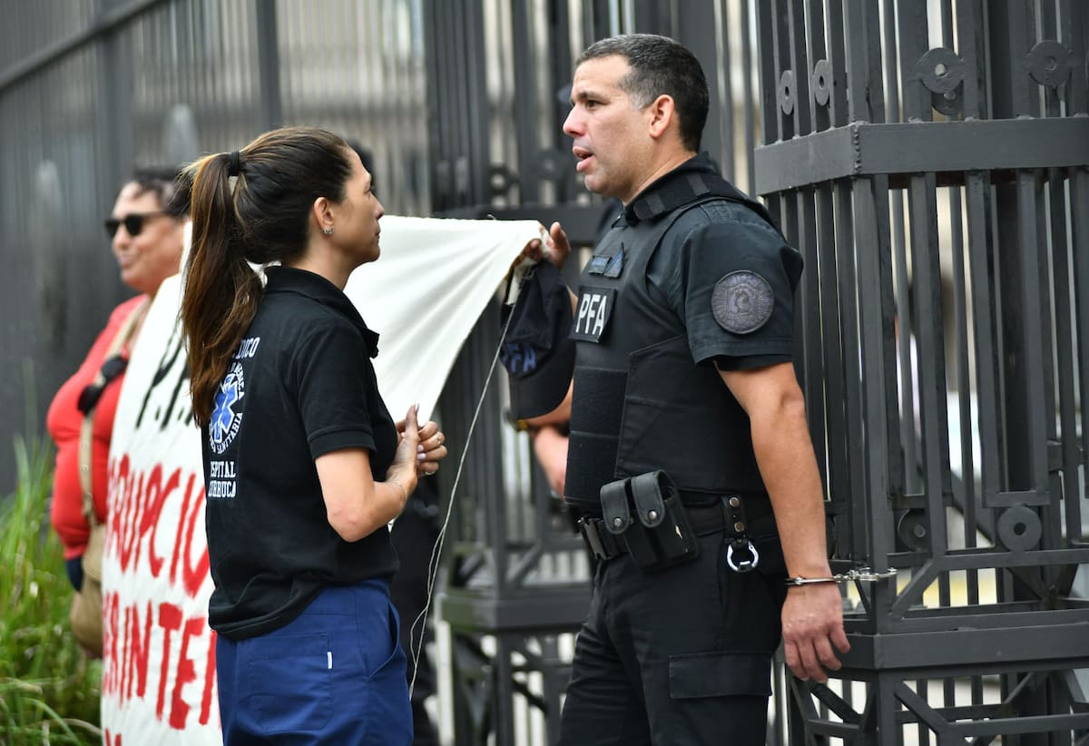 Miguel Montiel, agente de la Policía Federal se esposó a la reja de la Casa Rosada por un reclamo salarial y adicionales.