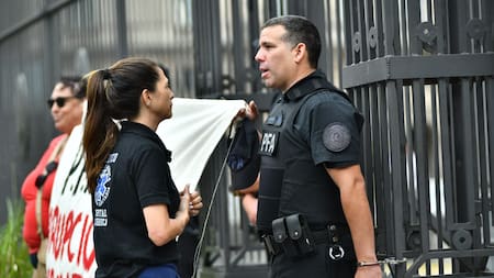 Video: un agente de la Policía Federal se esposó a las rejas de la Casa Rosada para reclamar mejor sueldo