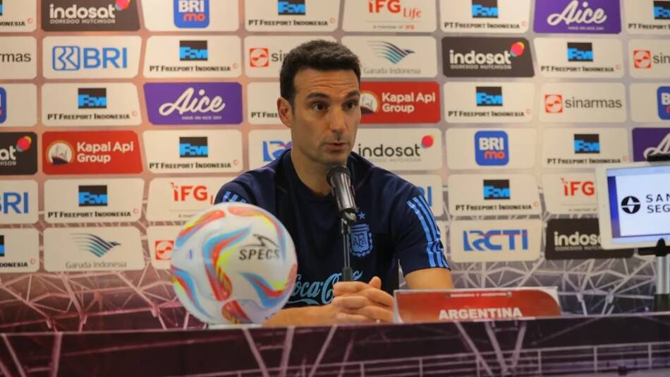 Scaloni habló en conferencia de prensa en la previa del partido ante Indonesia en Yakarta. (Foto: @Argentina/Twiiter)