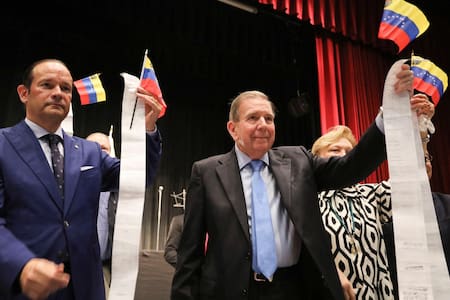 Edmundo González Urrutia muestra los supuestos registros que lo dan como ganador de las elecciones en Venezuela. Foto: Reuters