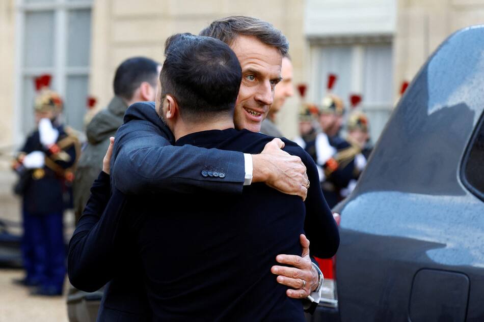 Volodimir Zelenski y Emmanuel Macron en Francia. Foto: REUTERS.