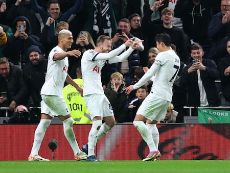 James Maddison y Son Heung-Min, los goleadores del Tottenham. Foto: Reuters.