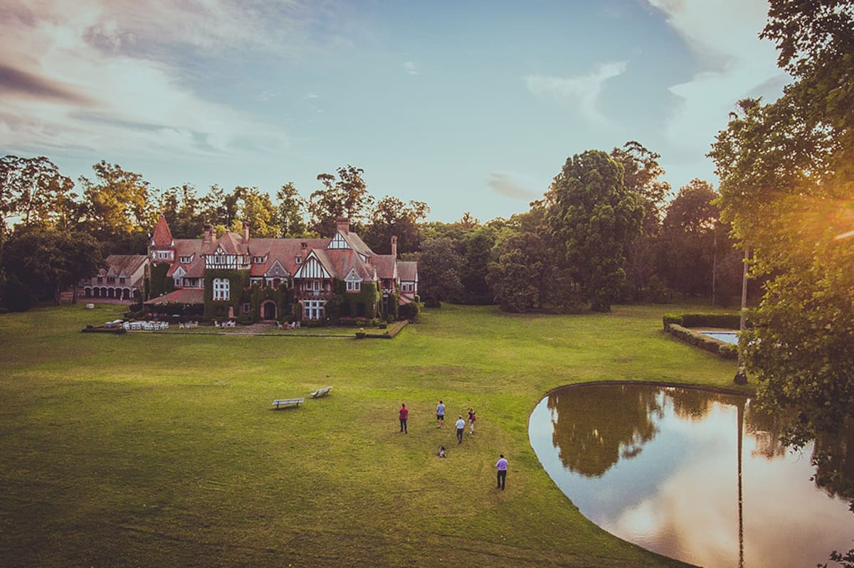 La Estancia Villa María, construida en 1927, combina arquitectura europea, vitrales y jardines centenarios a solo una hora de Buenos Aires.