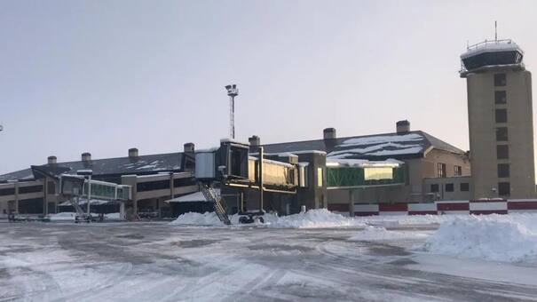 Luego de las fuertes nevadas, reabrieron el aeropuerto de Bariloche