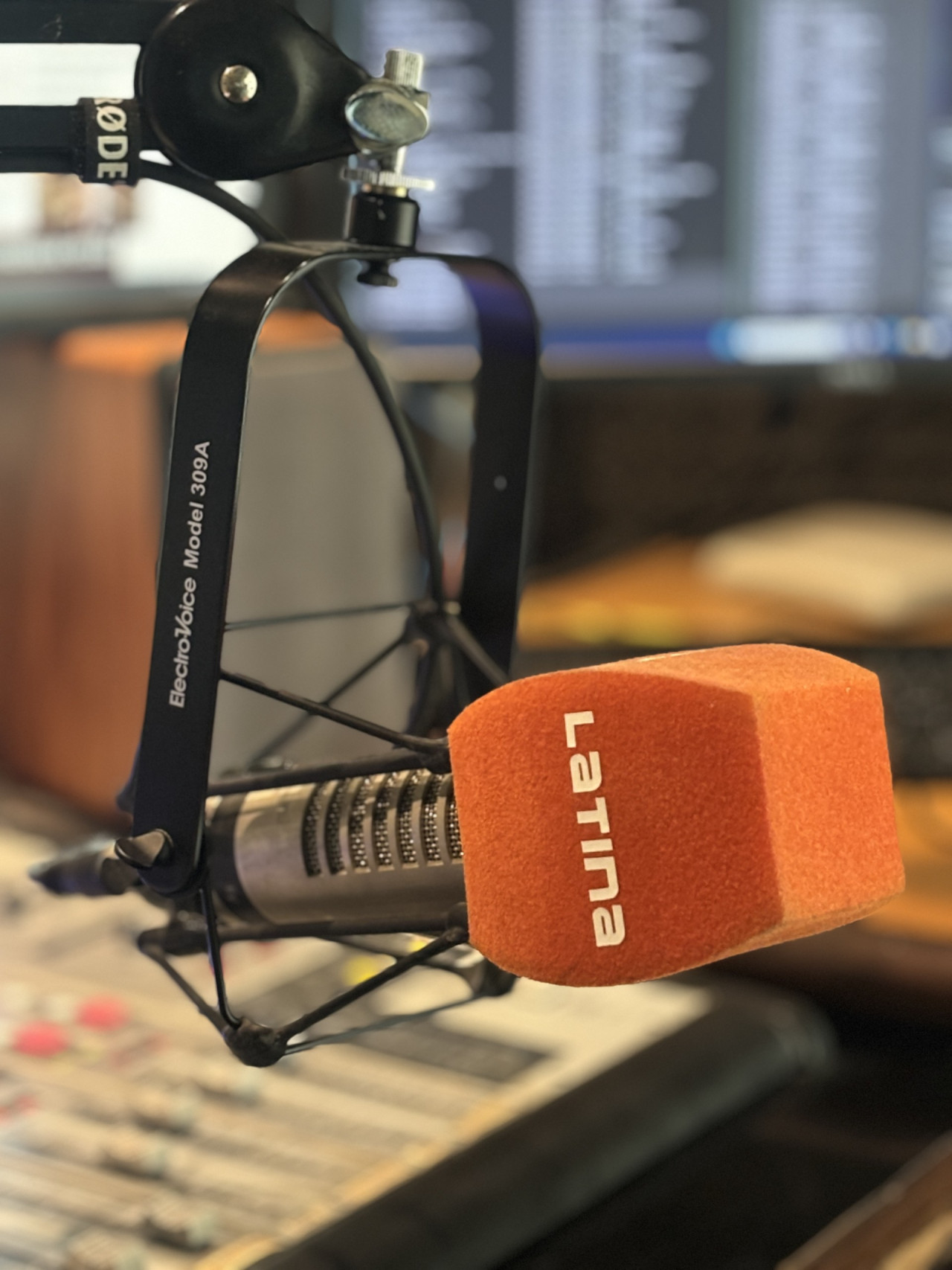 Radio Latina. FM 101.1 o canales 1007 (HD) o 4002 (4K) en Telecentro.