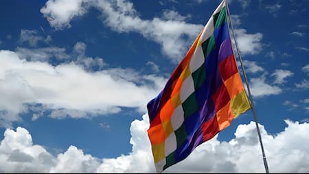 La bandera Wiphala es el símbolo de los pueblos originarios. Foto: telegrafo.com.