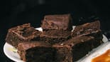 Sin harina ni azúcar: cómo hacer el brownie saludable más rico de todos en pocos minutos