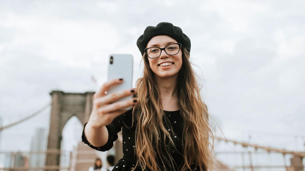 Los hackers pueden infectar el celular para manejar su cámara. Foto: Unsplash.