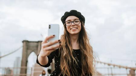 Los hackers pueden infectar el celular para manejar su cámara. Foto: Unsplash.