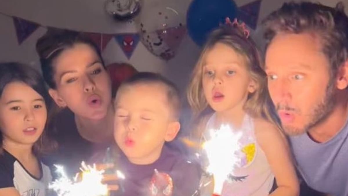 Eugenia "La China" Suárez junto a Benjamín Vicuña y sus hijos en el cumpleaños de Amancio. Foto: Instagram @sangrejaponesa.
