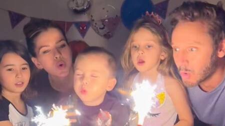 Eugenia "La China" Suárez junto a Benjamín Vicuña y sus hijos en el cumpleaños de Amancio. Foto: Instagram @sangrejaponesa.