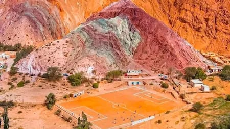 Ni el Monumental ni La Bombonera: una de las canchas más lindas del mundo está en Argentina y sorprende con su imponente paisaje