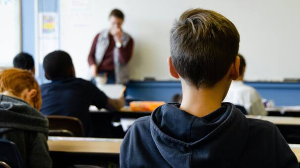 El informe PISA demostró que abusar del celular afecta el rendimiento de los alumnos