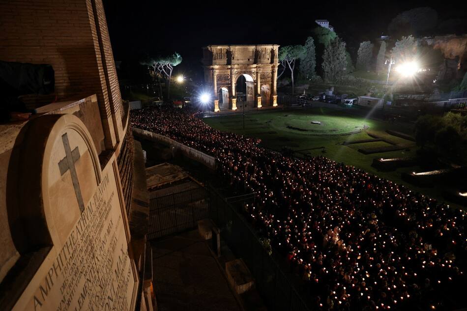 Vía Crucis en Roma. Foto: Reuters/Claudia Greco