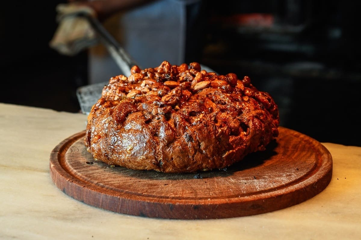 Con una larga tradición en la gastronomía porteña, ambas confiterías se destacan por sus recetas artesanales, la abundancia de frutas secas y una elaboración que atrae a cientos de clientes durante las fiestas de fin de año.