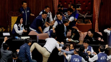 Fuerte pelea en el Parlamento de Taiwán. Foto: Reuters.