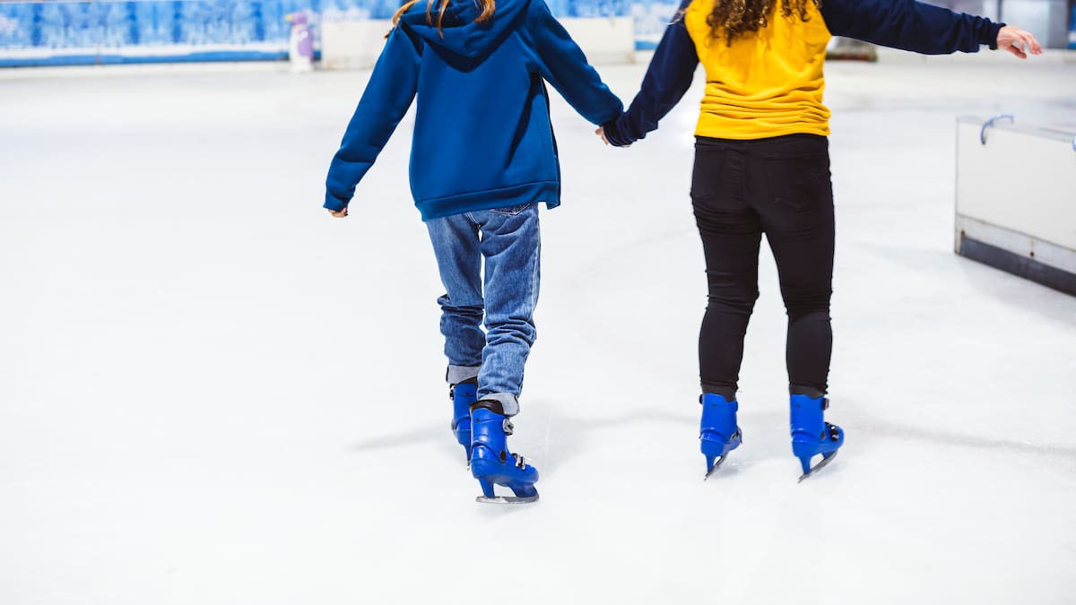 El plan económico en Caballito ideal para disfrutar en familia: cómo patinar sobre hielo con descuentos estas vacaciones de invierno