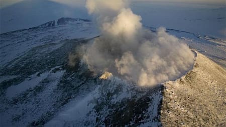 Revelan que hay un volcán de la Antártida que arroja oro. Foto X.