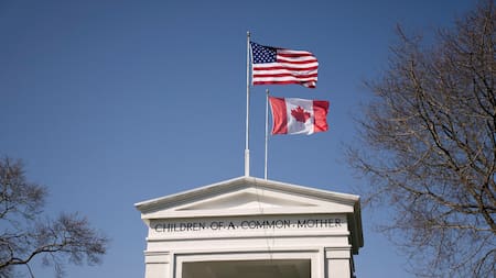 Banderas de Estados Unidos y Canadá. Foto: Reuters/David Ryder