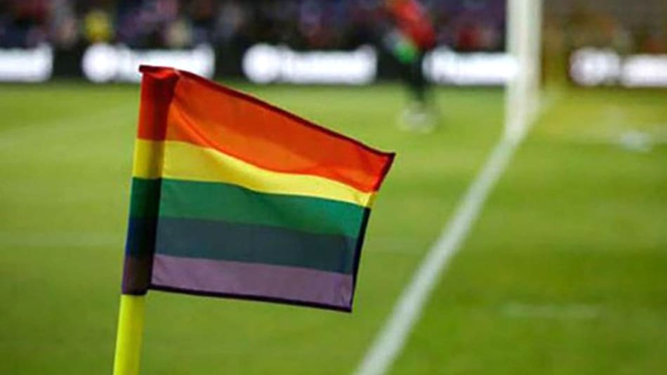 Banderín del córner con la bandera del orgullo gay.