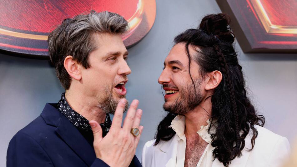 Andres Muschietti y Ezra Miller en la premier de "The Flash". Foto: Reuters