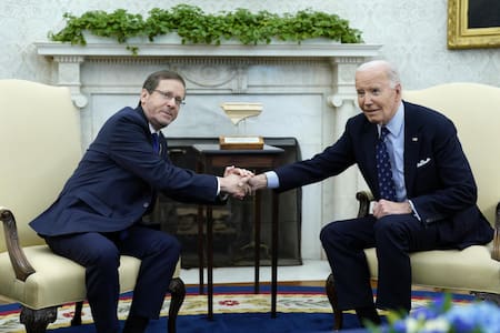 El saludo entre Joe Biden e Isaac Herzog. Foto: EFE.