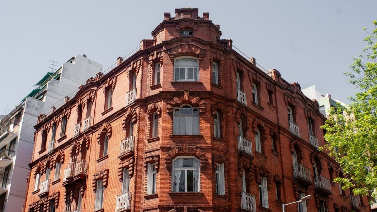 El emblemático edificio La Colorada, del barrio porteño de Palermo.