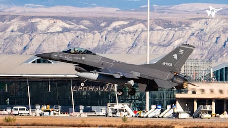 Los aviones caza F-16 vuelan rumbo a la Argentina.