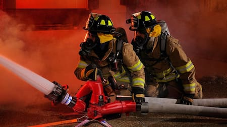 Bomberos apagando el fuego