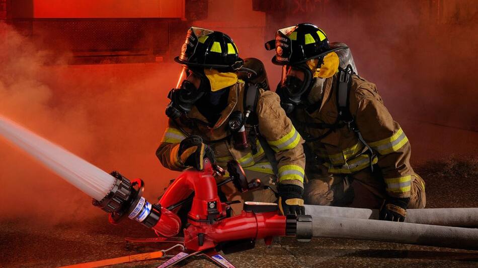 Bomberos apagando el fuego