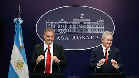 Manuel Adorni y Pablo Quirno brindaron detalles del acuerdo comercial con EEUU: “Consolida nuestro liderazgo regional”